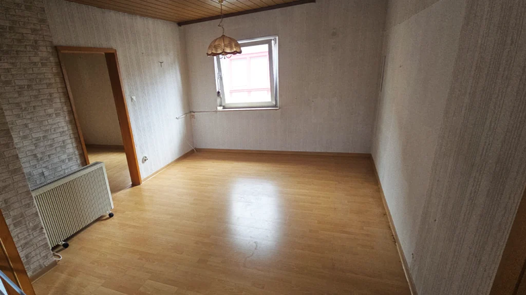 Geräumtes Wohnzimmer nach einer Hausentrümpelung im Kreis Kusel