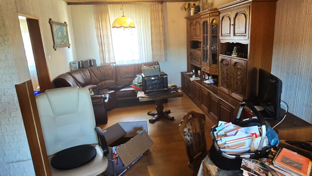 Voll eingerichtetes Wohnzimmer vor der Hausentrümpelung